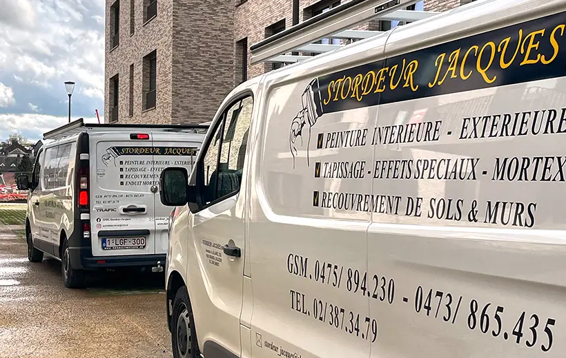 Les camionnettes de l'entreprise Jacques Stordeur, peintre en bâtiment à Braine-l'Alleud