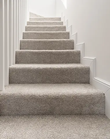 Pose de moquette sur un escalier