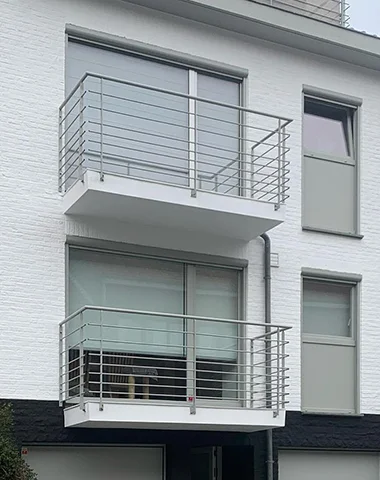 Façade de maison peinte en blanc