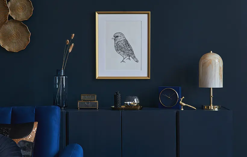 Mur mis en coueleur bleu dans un espace de vie